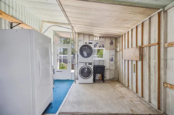a view of entryway with washer and dryer