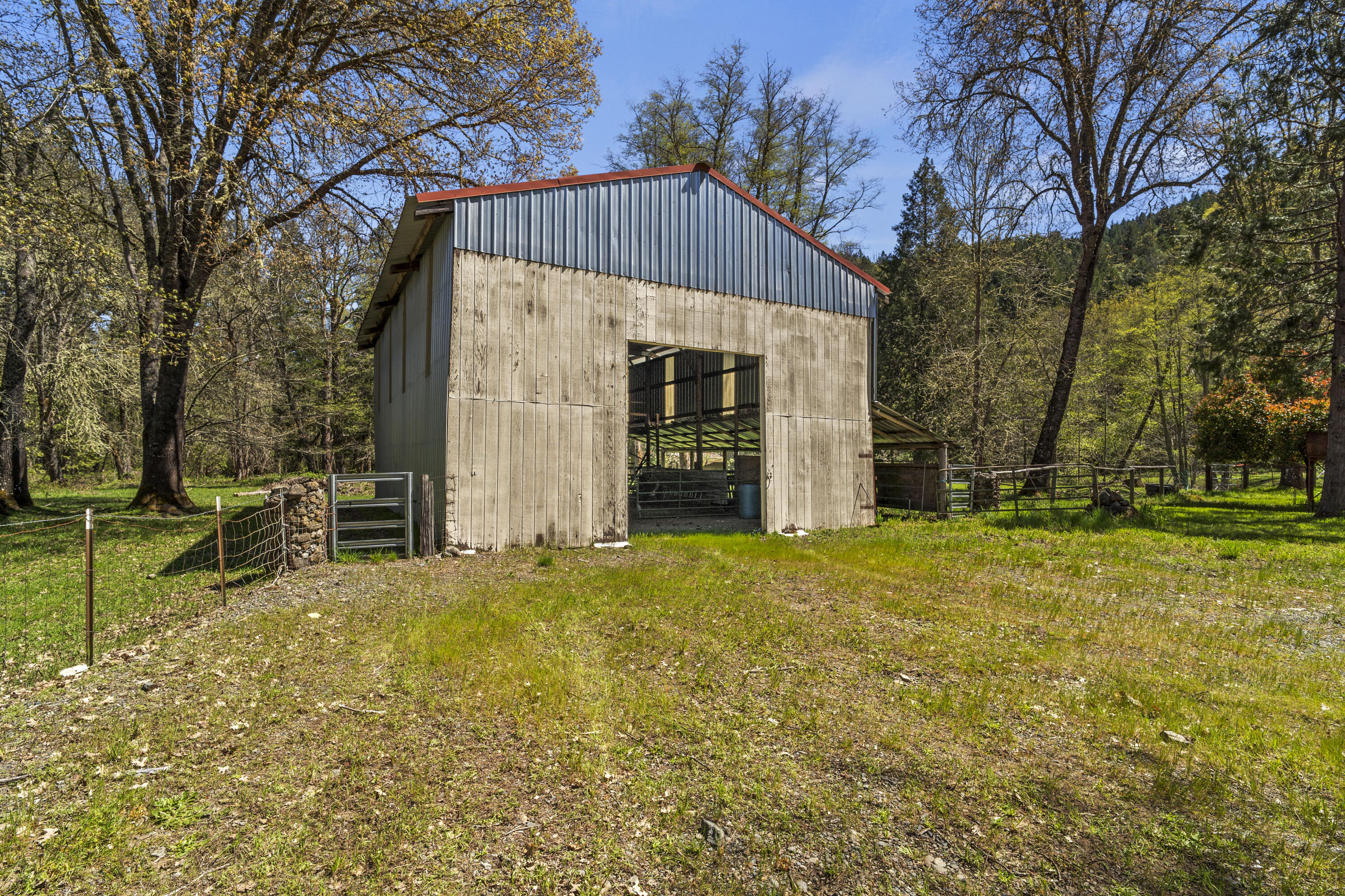 2800 Cedar Flat Road Williams, OR 97544 - Photo 30 of 48 Barn