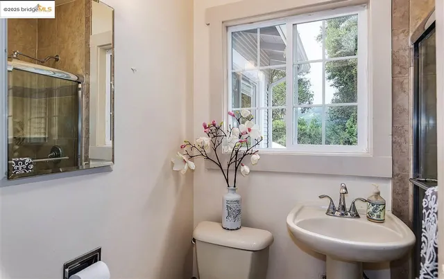 $2,995 | 6454 Mokelumne Avenue, Oakland, CA 94605