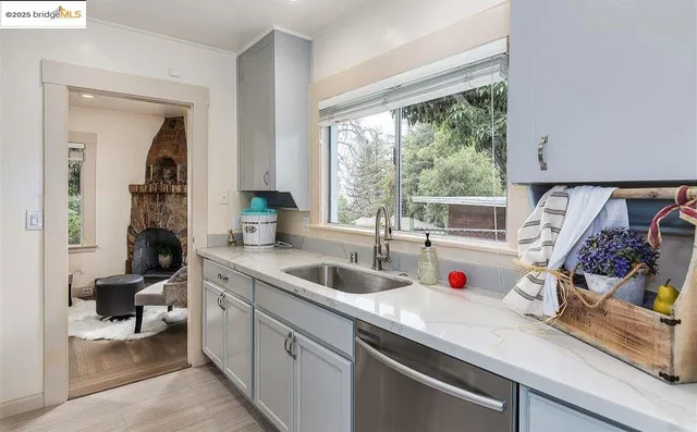 $2,995 | 6454 Mokelumne Avenue, Oakland, CA 94605