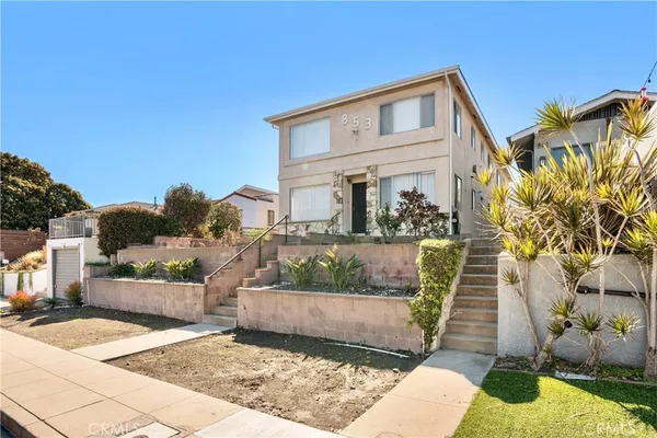 a view of front a house with a yard
