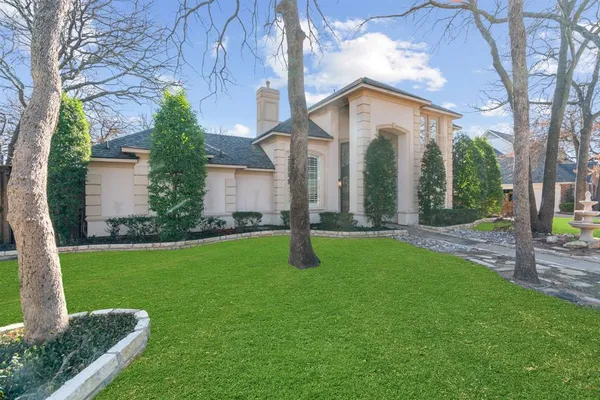 a view of a house with backyard and garden