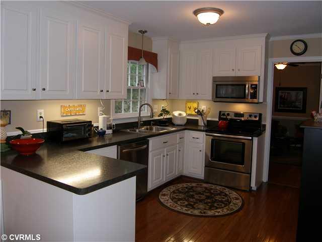 814 Watch Hill Road Midlothian, VA 23114 - Photo 6 of 12 Kitchen - Gorgeous Updated Kitchen/White Cabinets & Drawers w/Slow Close Hinges/Stainless Appliances/Brushed Nickel Hardware/Spray Faucet/New Light Fixtures/Hardwood Floor/Under Cabinet Lighting/Lg Stainless Sinks
 
 
