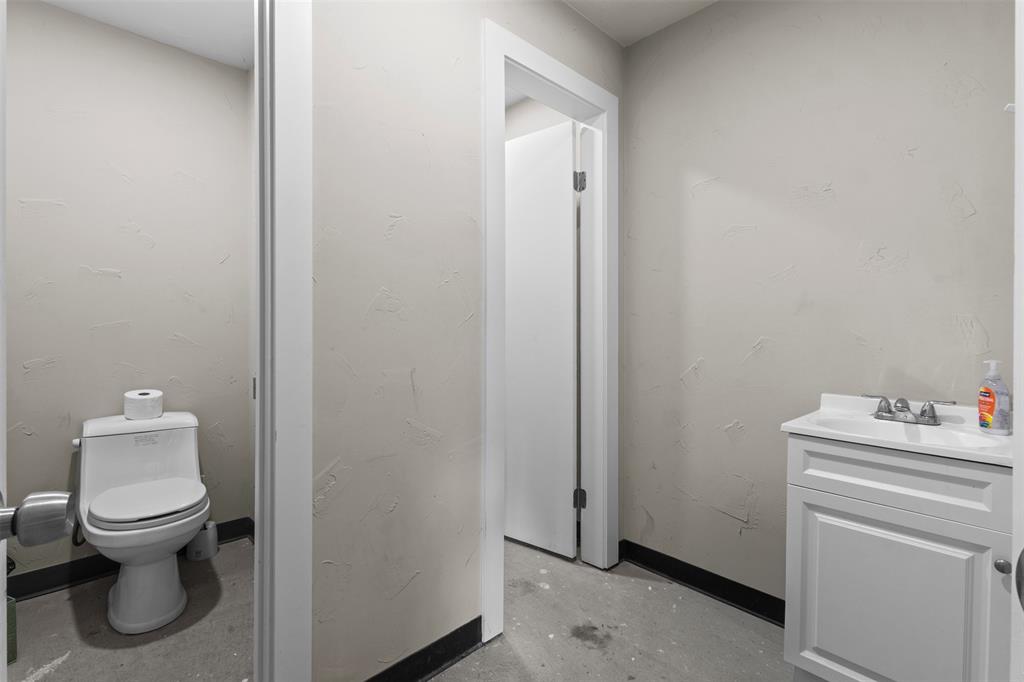 145 Lawson Road Mesquite, TX 75181 - Photo 29 of 31 a bathroom with a toilet sink and mirror
