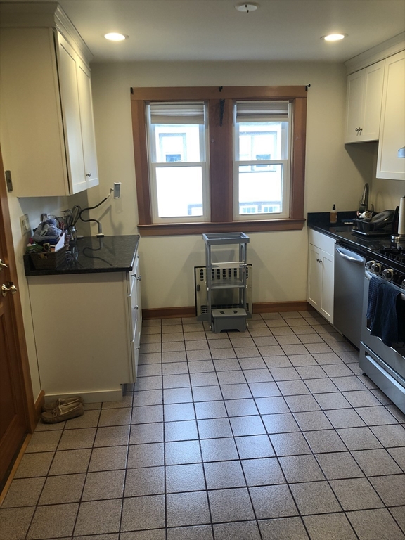 98 Warwick Road, Unit 98 Newton, MA 02465 - Photo 3 of 8