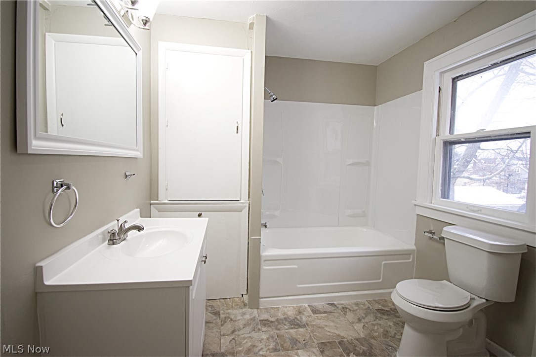 864 Englewood Road Cleveland Heights, OH 44121 - Photo 4 of 14