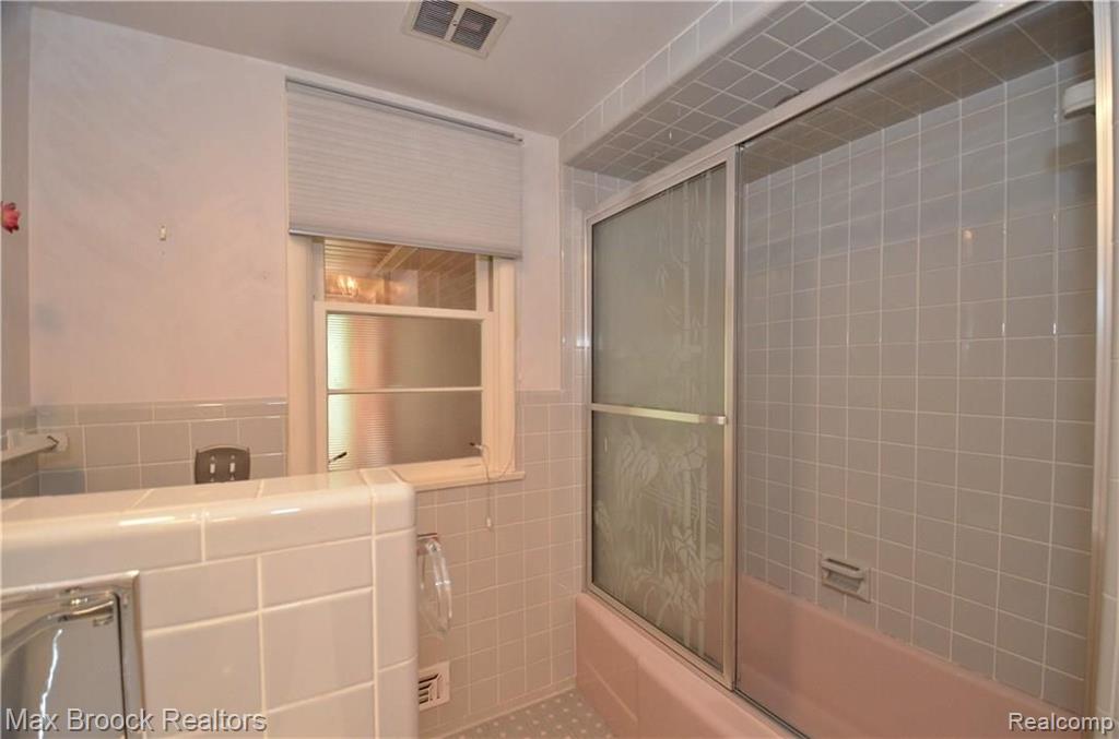 18900 Riverside Drive Beverly Hills, MI 48025 - Photo 15 of 19