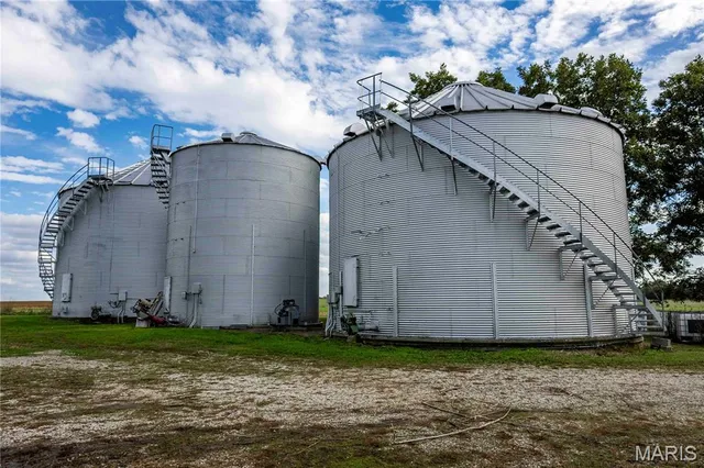 $1 | 38411 Hwy K, Laddonia, MO 63352