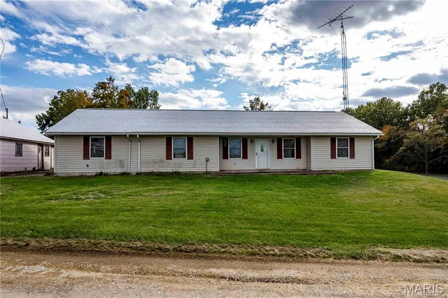 $1 | 38411 Hwy K, Laddonia, MO 63352