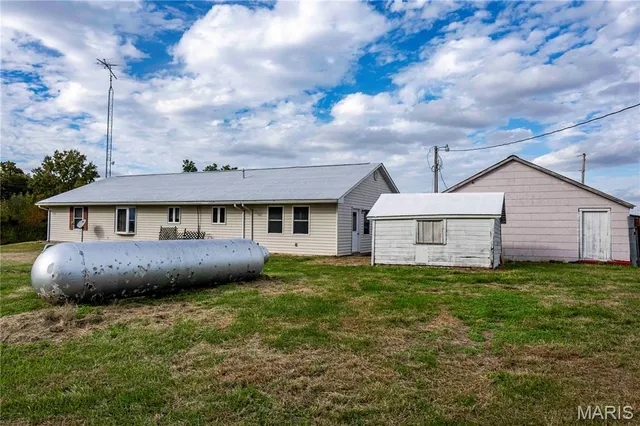 $1 | 38411 Hwy K, Laddonia, MO 63352