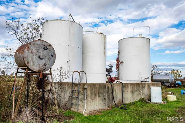 $1 | 38411 Hwy K, Laddonia, MO 63352