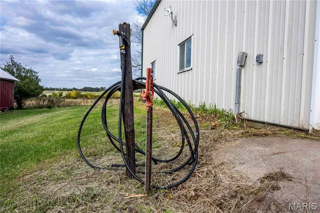 $1 | 38411 Hwy K, Laddonia, MO 63352