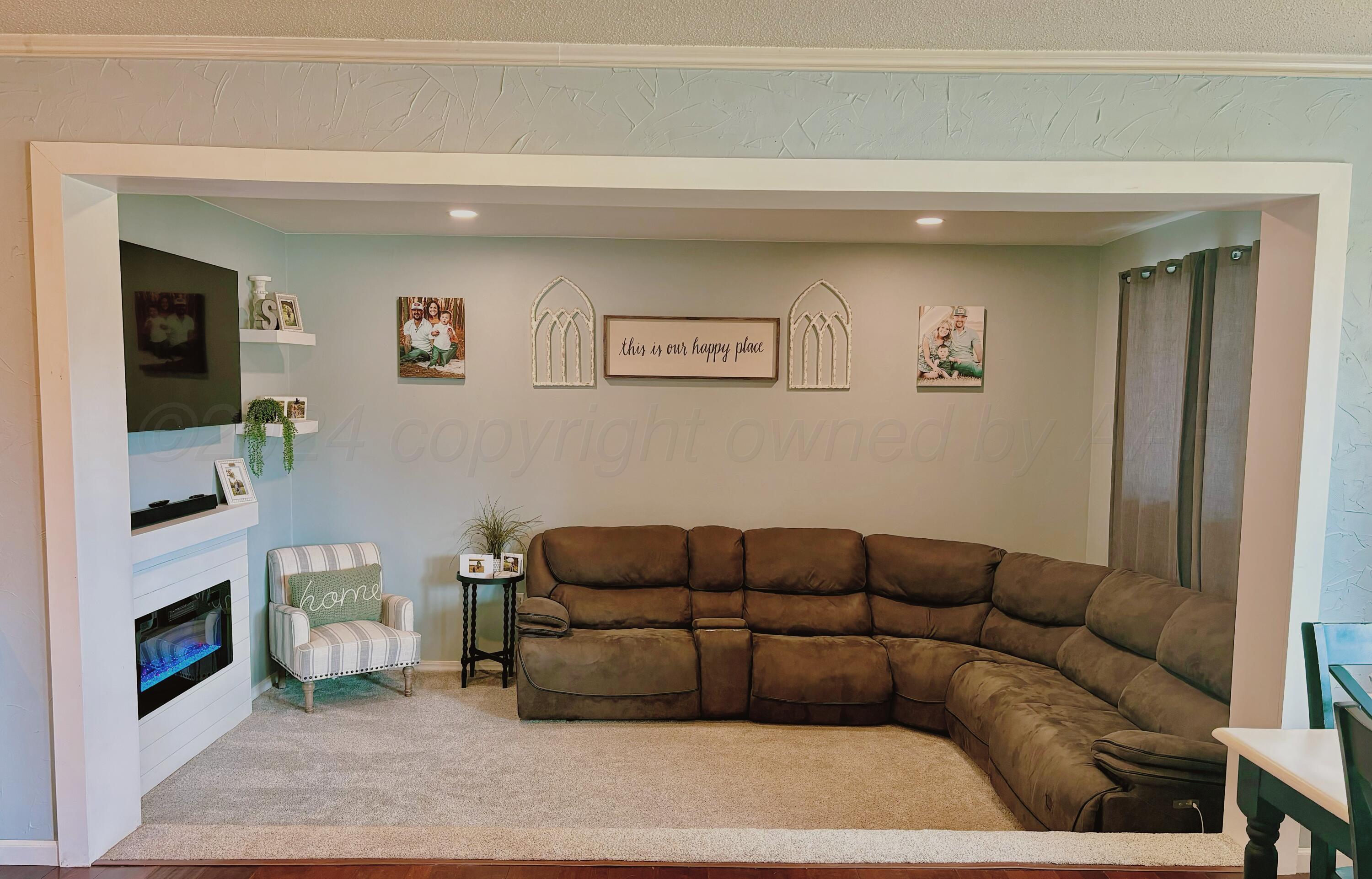 610 South Indiana Street Perryton, TX 79070 - Photo 3 of 20 Indiana - Living Area