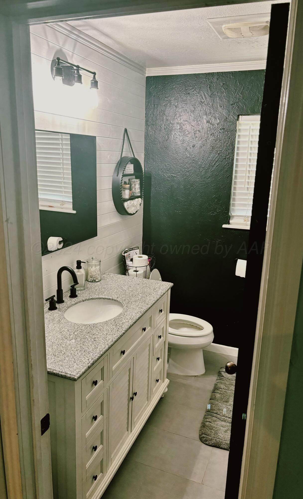 610 South Indiana Street Perryton, TX 79070 - Photo 8 of 20 Indiana - Bathroom 1