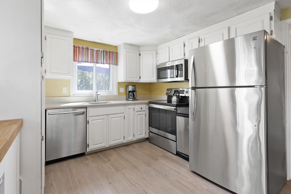 42 Hawthorn Avenue Needham, MA 02492 - Photo 5 of 26