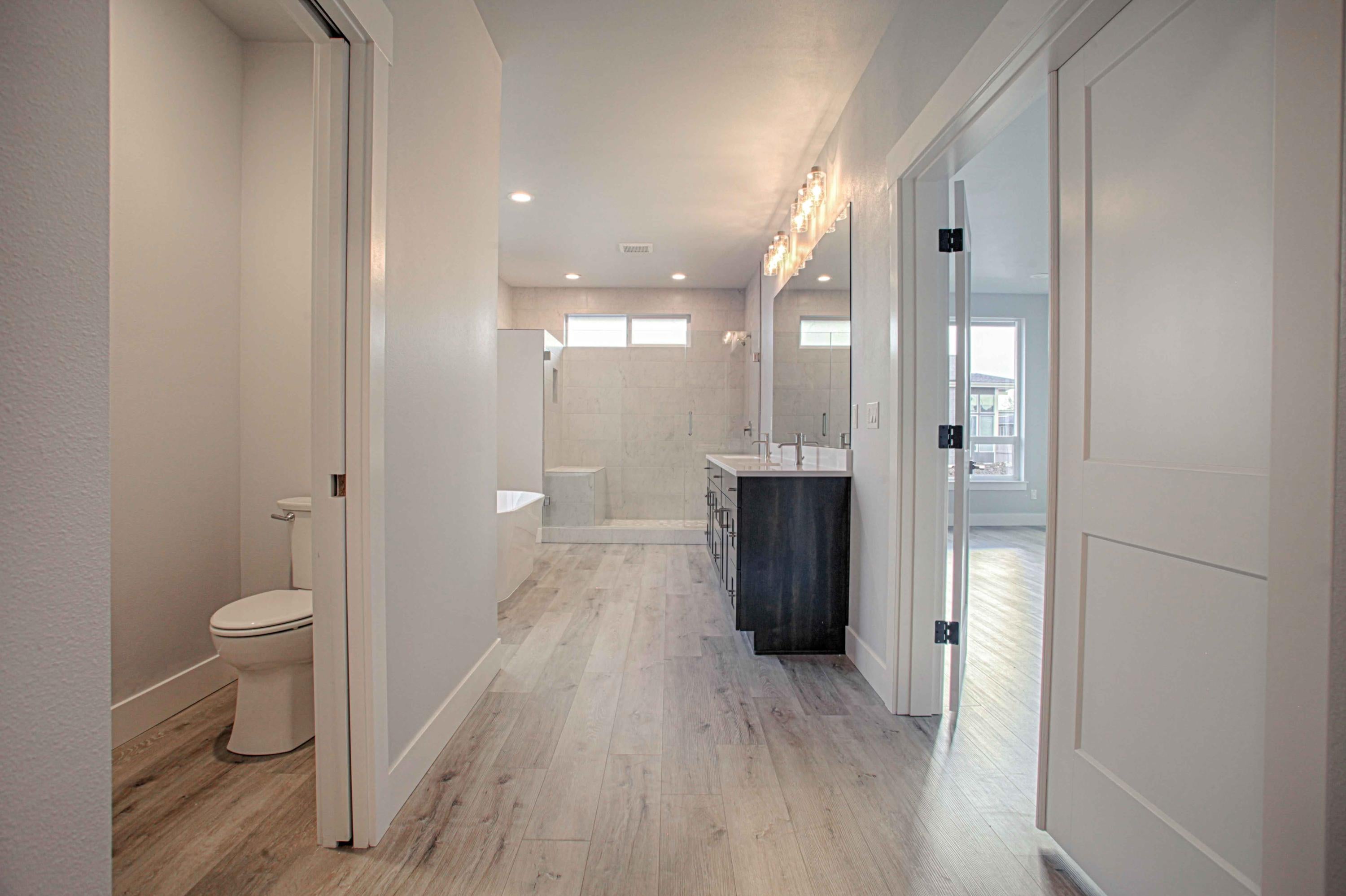 708 Northwest Rimrock Drive Redmond, OR 97756 - Photo 21 of 29 Master Bath