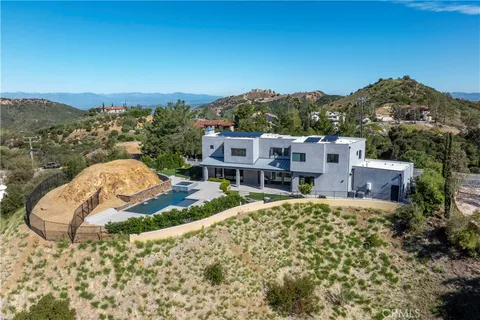 $3,295,000 | 717 Latigo Canyon Road, Malibu, CA 90265