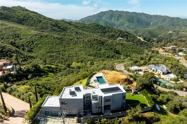 $3,295,000 | 717 Latigo Canyon Road, Malibu, CA 90265