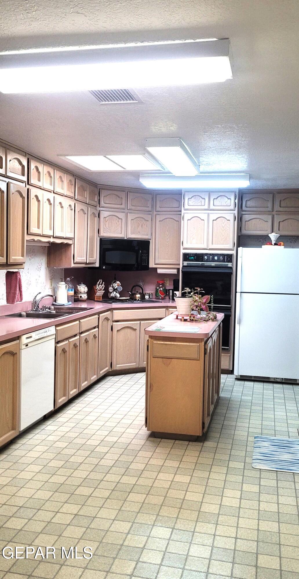 3104 Stone Edge Road El Paso, TX 79904 - Photo 8 of 17 Kitchen