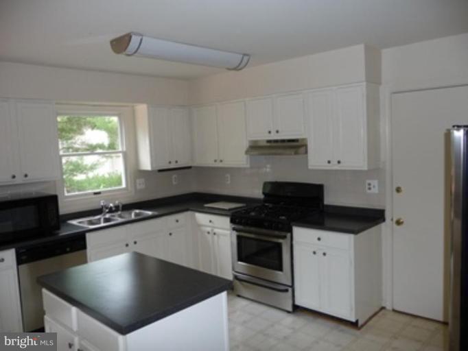 18 Middlebridge Court Silver Spring, MD 20906 - Photo 2 of 23 Kitchen