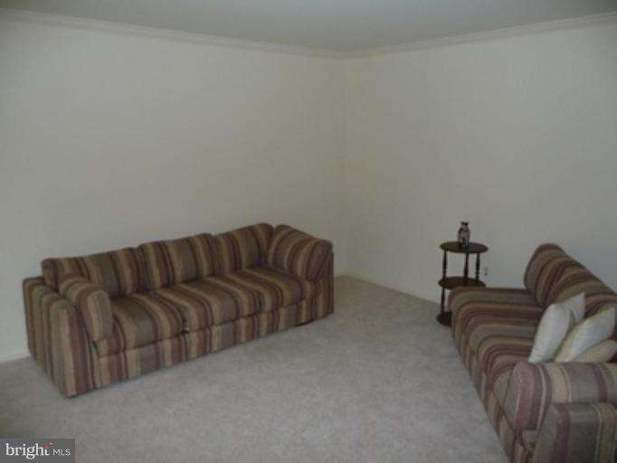 18 Middlebridge Court Silver Spring, MD 20906 - Photo 4 of 23 Living Room