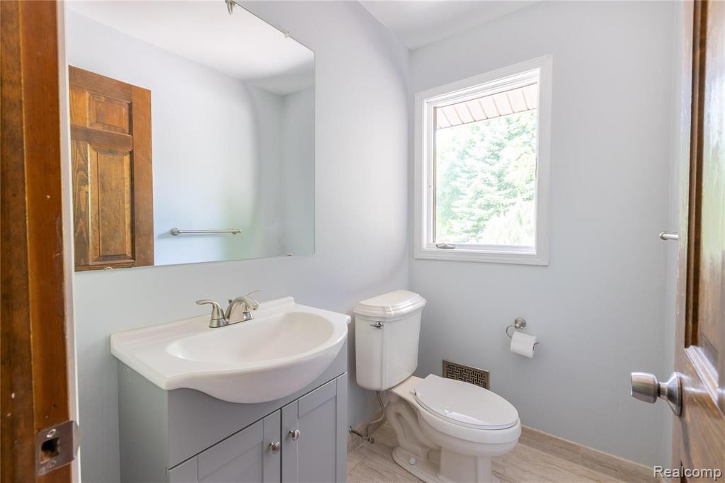 8443 Bridge Road Grosse Ile, MI 48138 - Photo 20 of 33