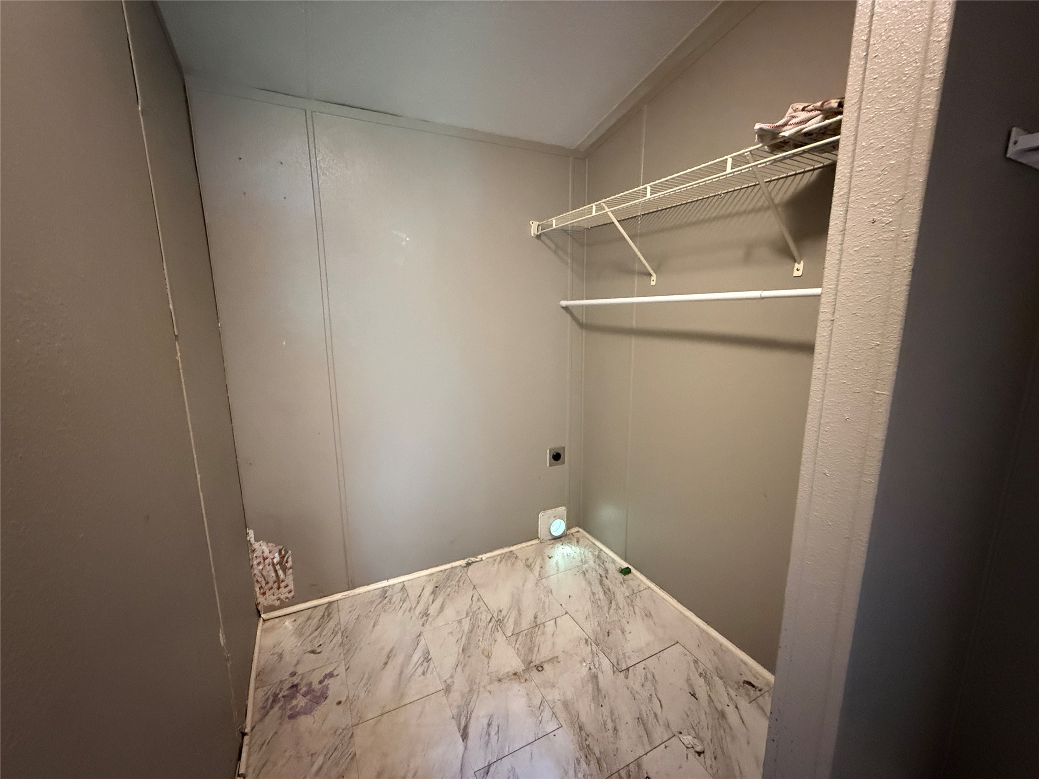 102 Western Way Angleton, TX 77515 - Photo 29 of 40 Indoor Laundry Room