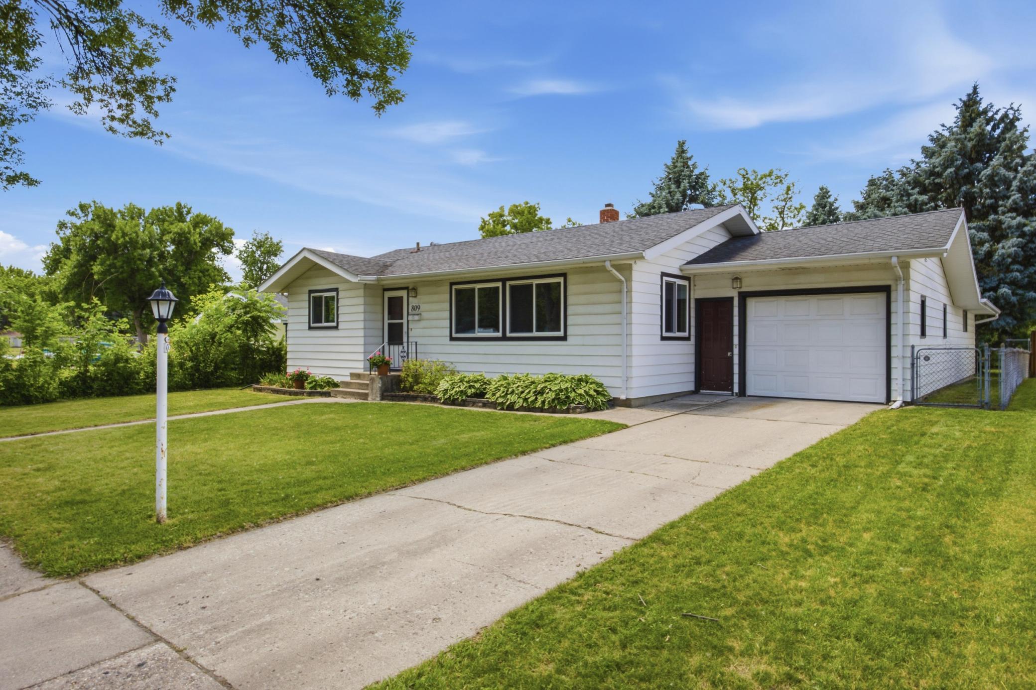 809 19th Street North Moorhead, MN 56560 - Photo 2 of 38