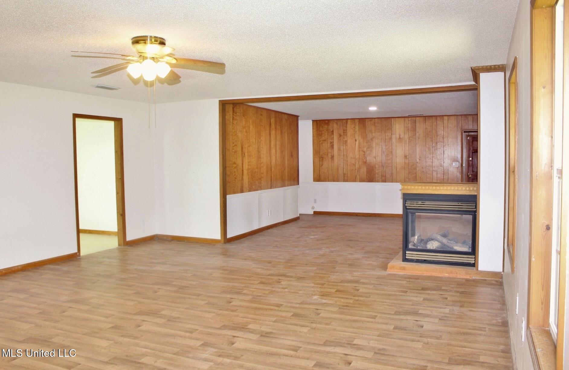6908 Trehern Street Moss Point, MS 39563 - Photo 13 of 31 13-Den