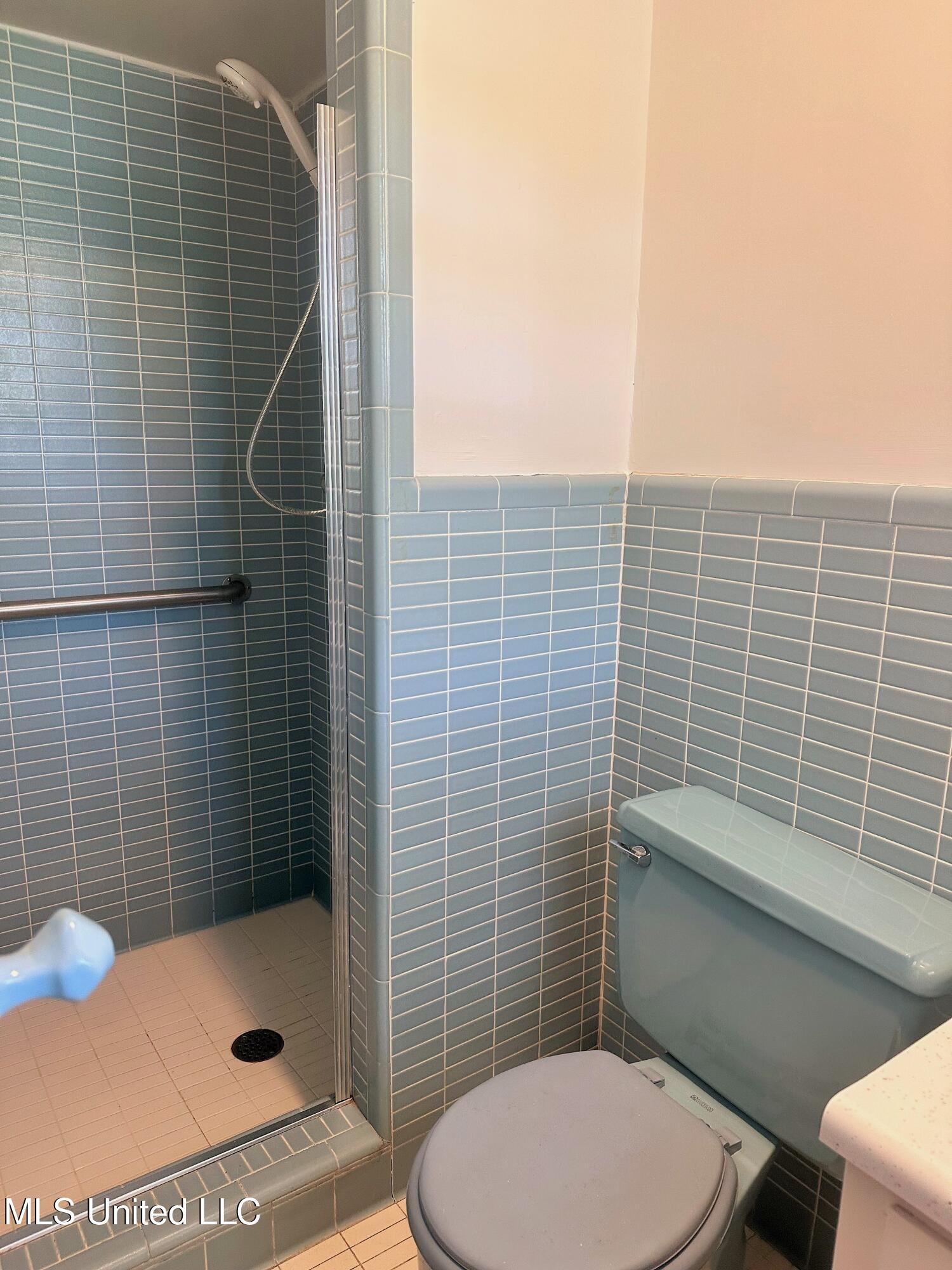 6908 Trehern Street Moss Point, MS 39563 - Photo 18 of 31 18-Master Bathroom