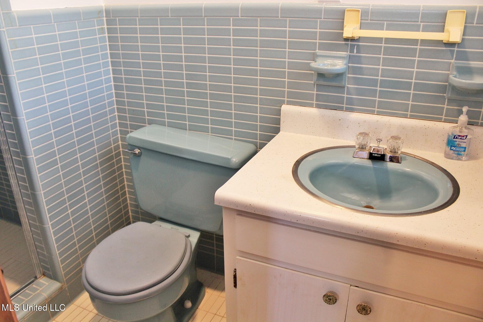 6908 Trehern Street Moss Point, MS 39563 - Photo 19 of 31 19-Master Bathroom