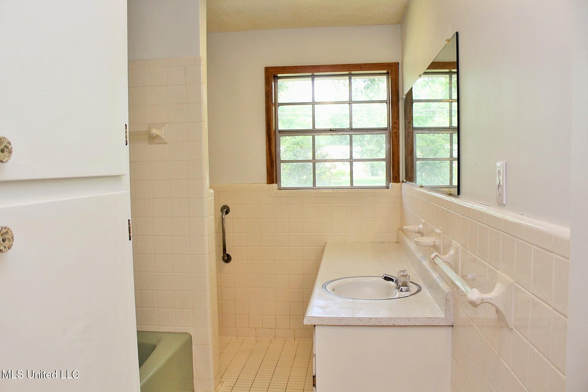 6908 Trehern Street Moss Point, MS 39563 - Photo 21 of 31 21-Full Bath