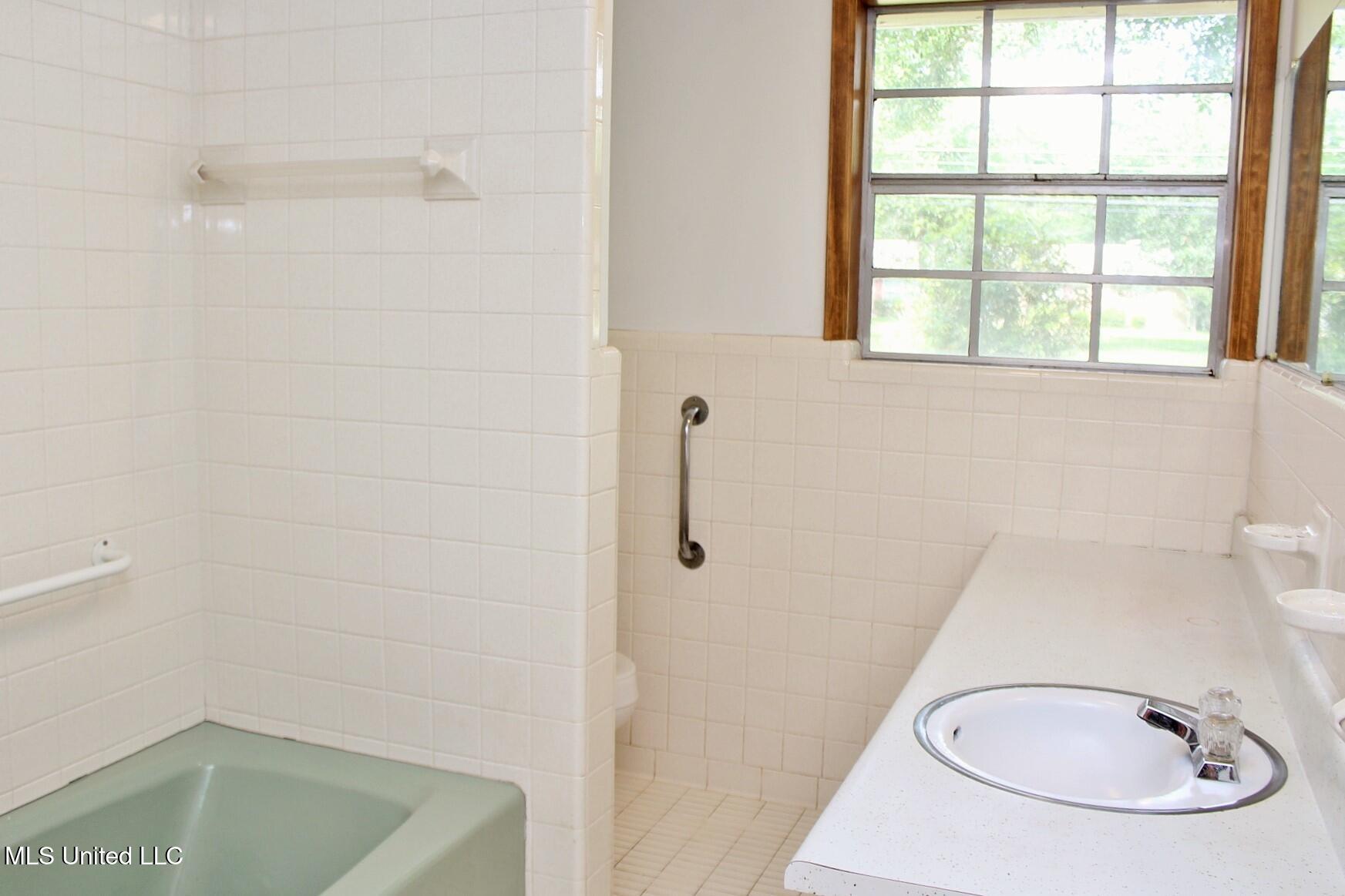 6908 Trehern Street Moss Point, MS 39563 - Photo 22 of 31 22-Full Bath