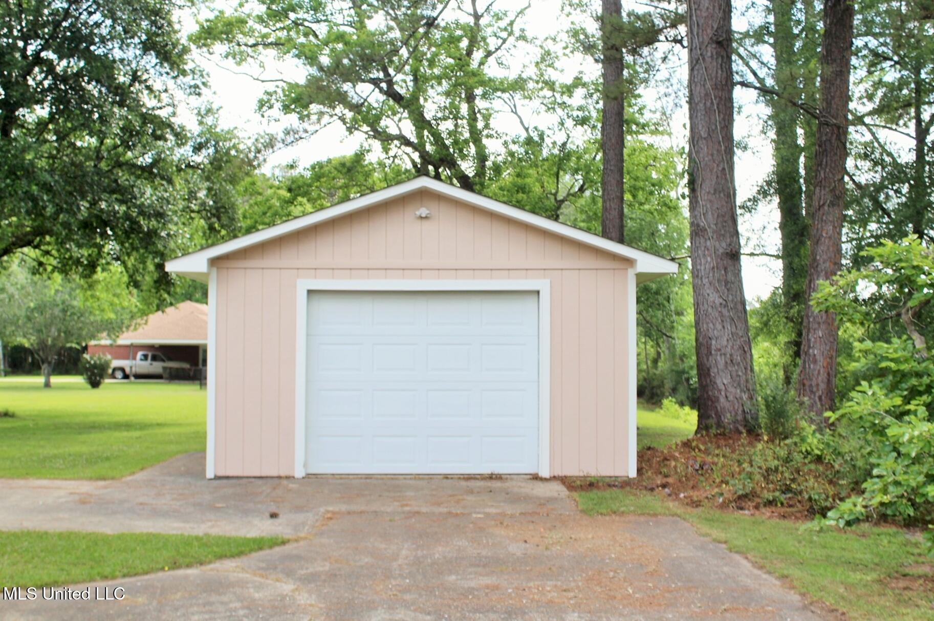 6908 Trehern Street Moss Point, MS 39563 - Photo 26 of 31 26-Worskshop