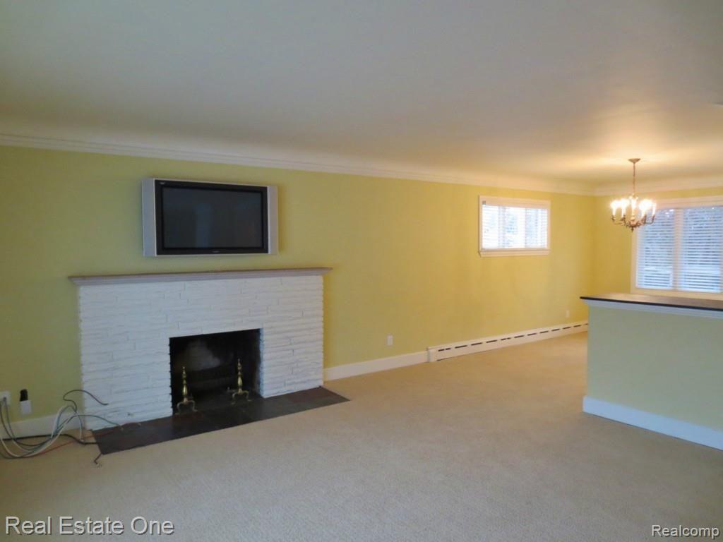 200 Charles Road Rochester, MI 48307 - Photo 7 of 23 Living Room-2.jpg