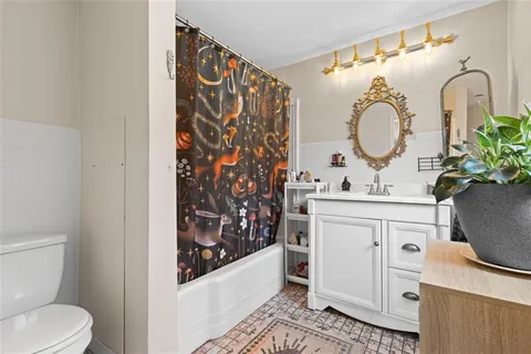 a view of entryway with a front door