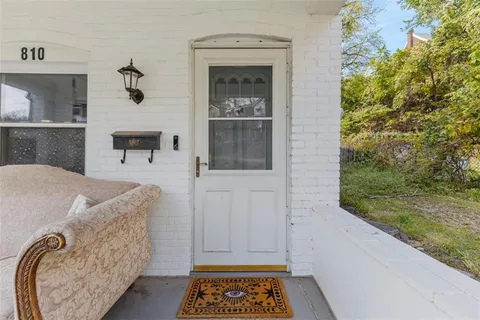 a view of livingroom with furniture
