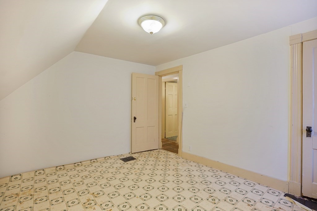 237-239 White Street Springfield, MA 01108 - Photo 14 of 31 a view of room