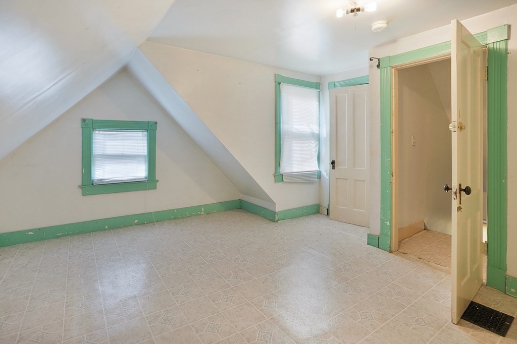 237-239 White Street Springfield, MA 01108 - Photo 19 of 31 an empty room with windows