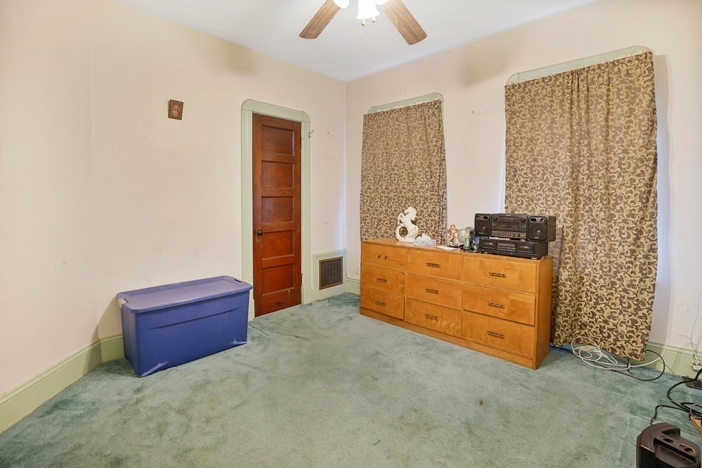 237-239 White Street Springfield, MA 01108 - Photo 10 of 31 a living room with furniture