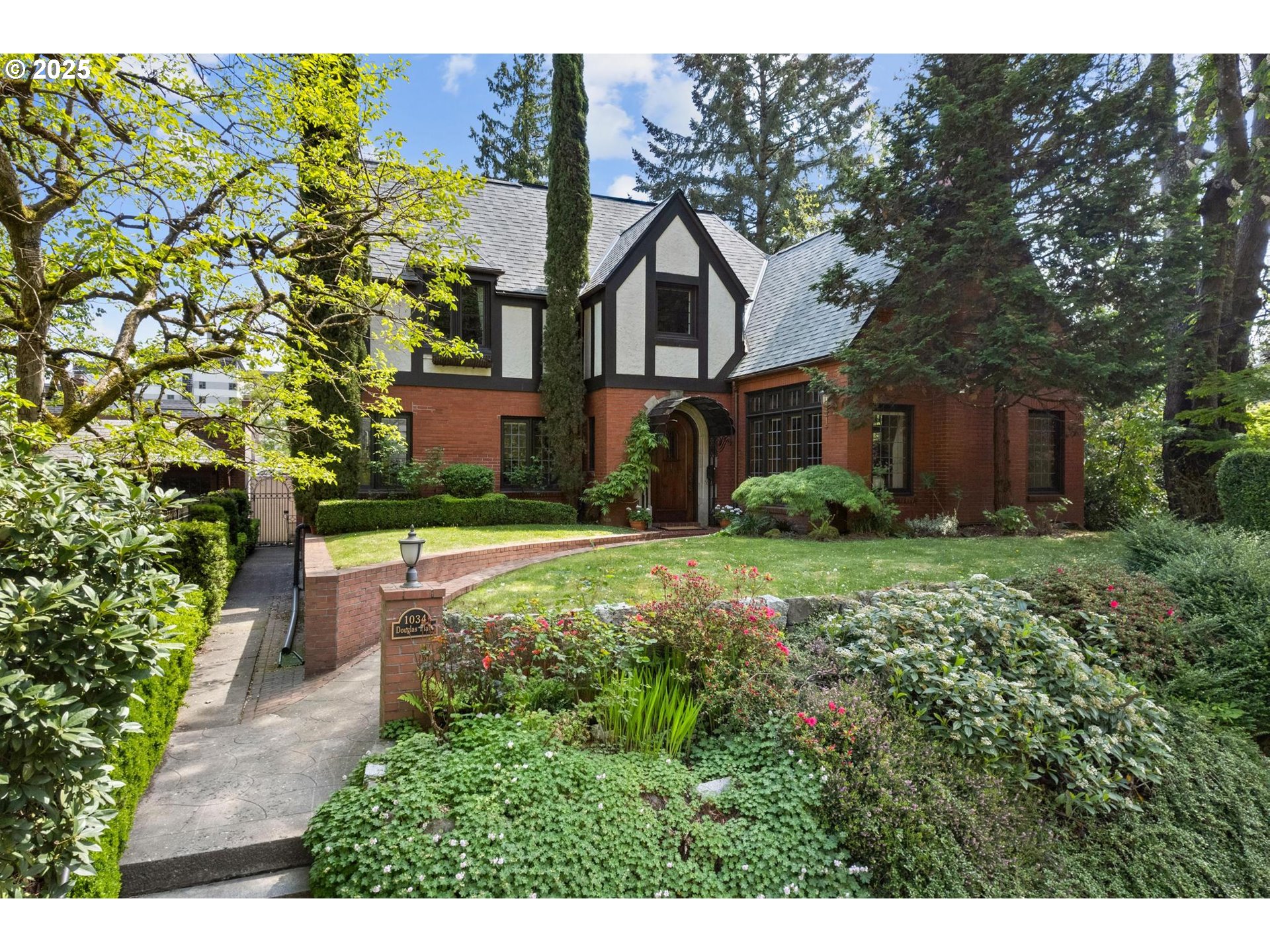 1034 Southwest Douglas Place Portland, OR 97205 - Photo 2 of 48
