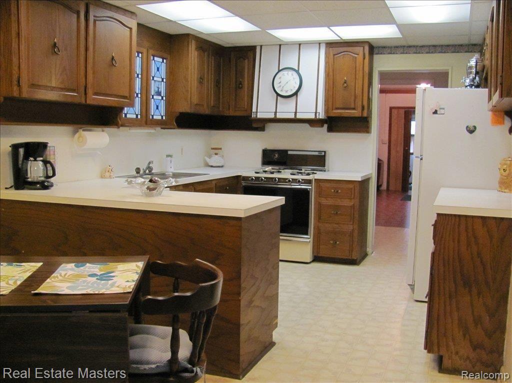 2146 Michigan Road Port Huron, MI 48060 - Photo 6 of 14 KITCHEN