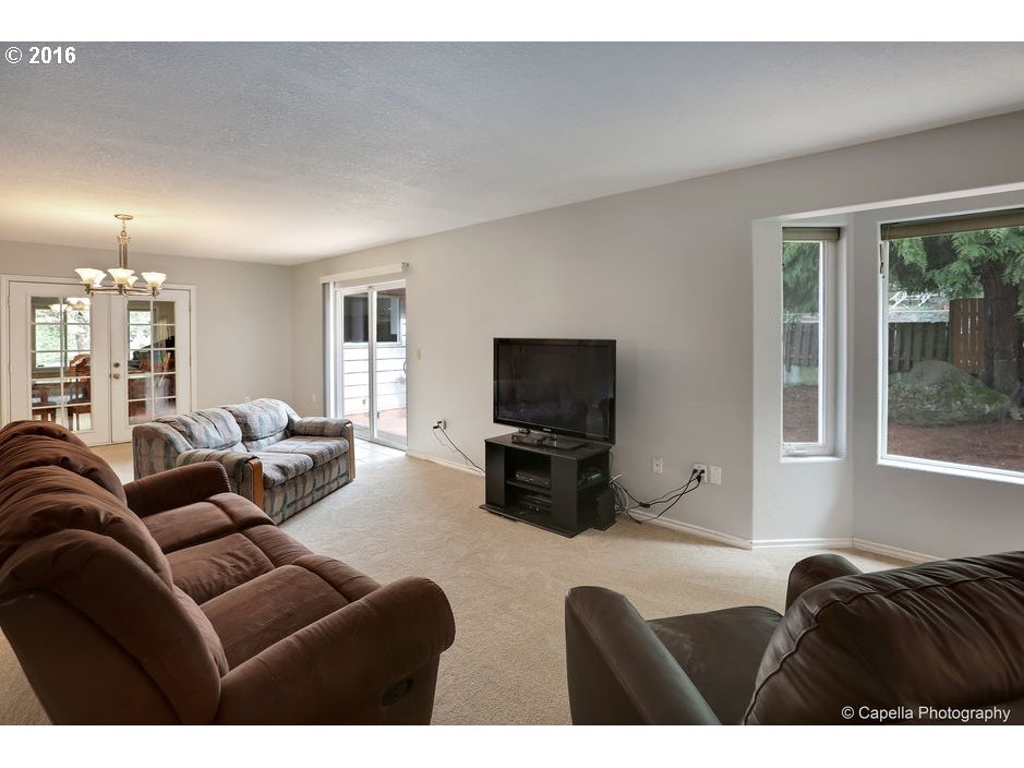 6440 Caldwell Road Gladstone, OR 97027 - Photo 11 of 23 Family Room