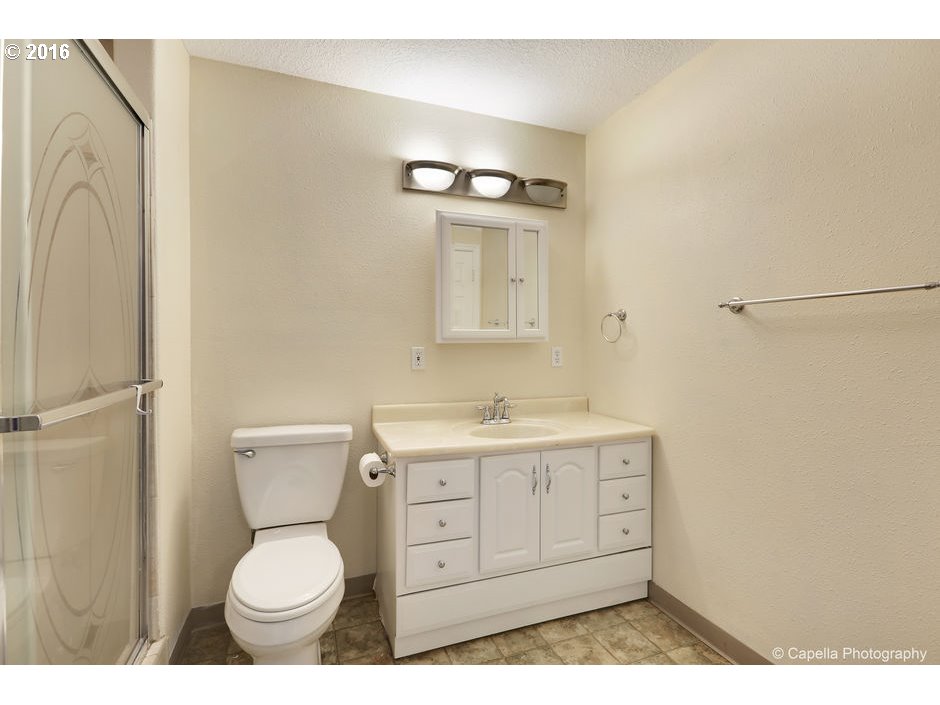 6440 Caldwell Road Gladstone, OR 97027 - Photo 14 of 23 Bathroom, Attached