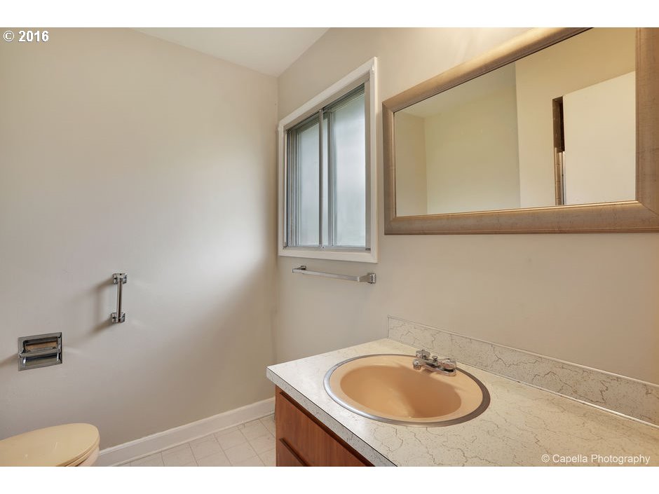 6440 Caldwell Road Gladstone, OR 97027 - Photo 21 of 23 Bathroom, Attached
