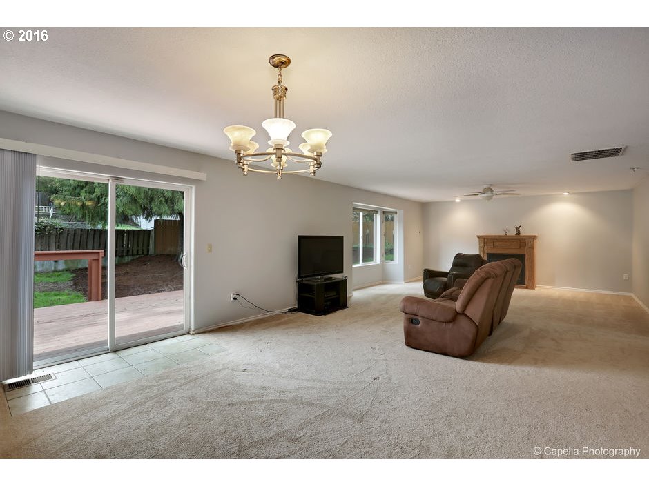 6440 Caldwell Road Gladstone, OR 97027 - Photo 9 of 23 Family Room