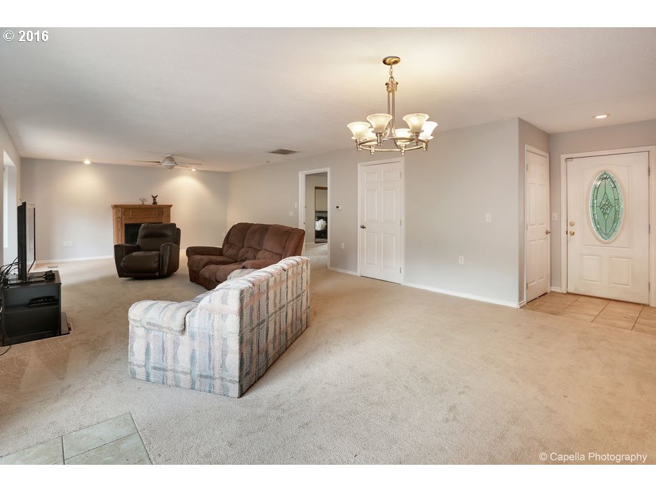 6440 Caldwell Road Gladstone, OR 97027 - Photo 10 of 23 Family Room