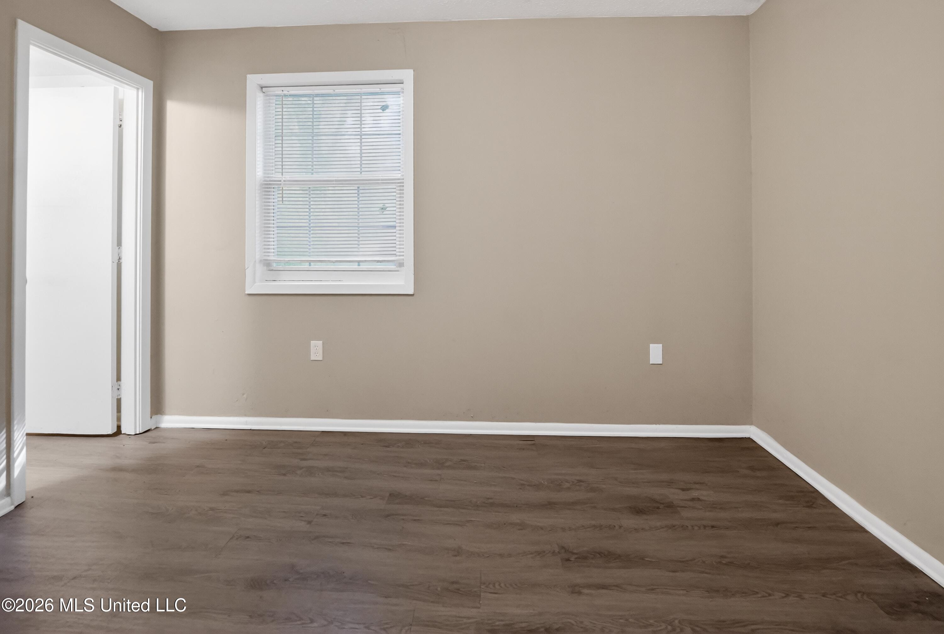 620 Queen Circle Jackson, MS 39209 - Photo 11 of 43 11_620_Queen_Cir-Living_room-6522