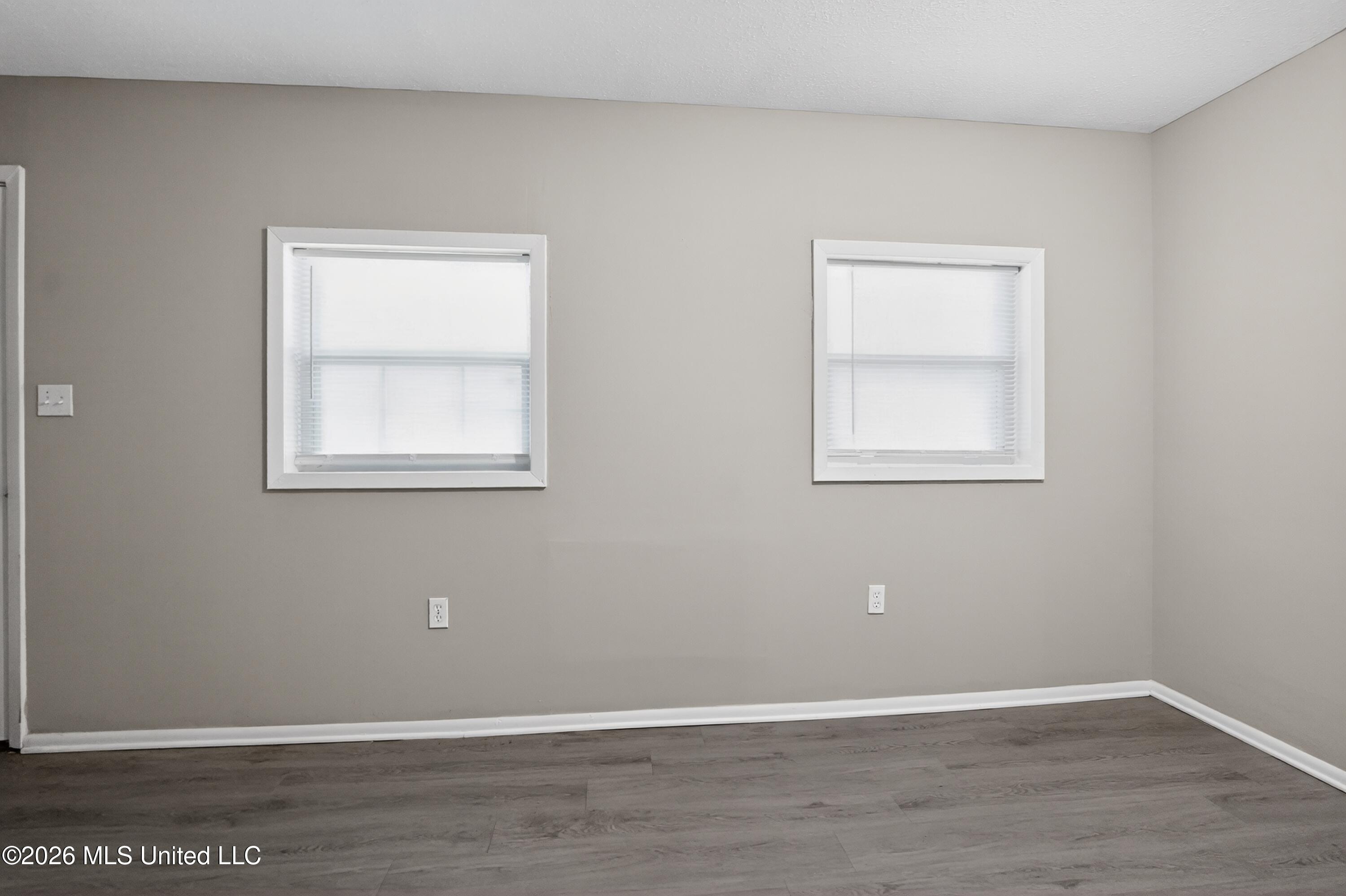 620 Queen Circle Jackson, MS 39209 - Photo 12 of 43 12_620_Queen_Cir-Living_room-6511