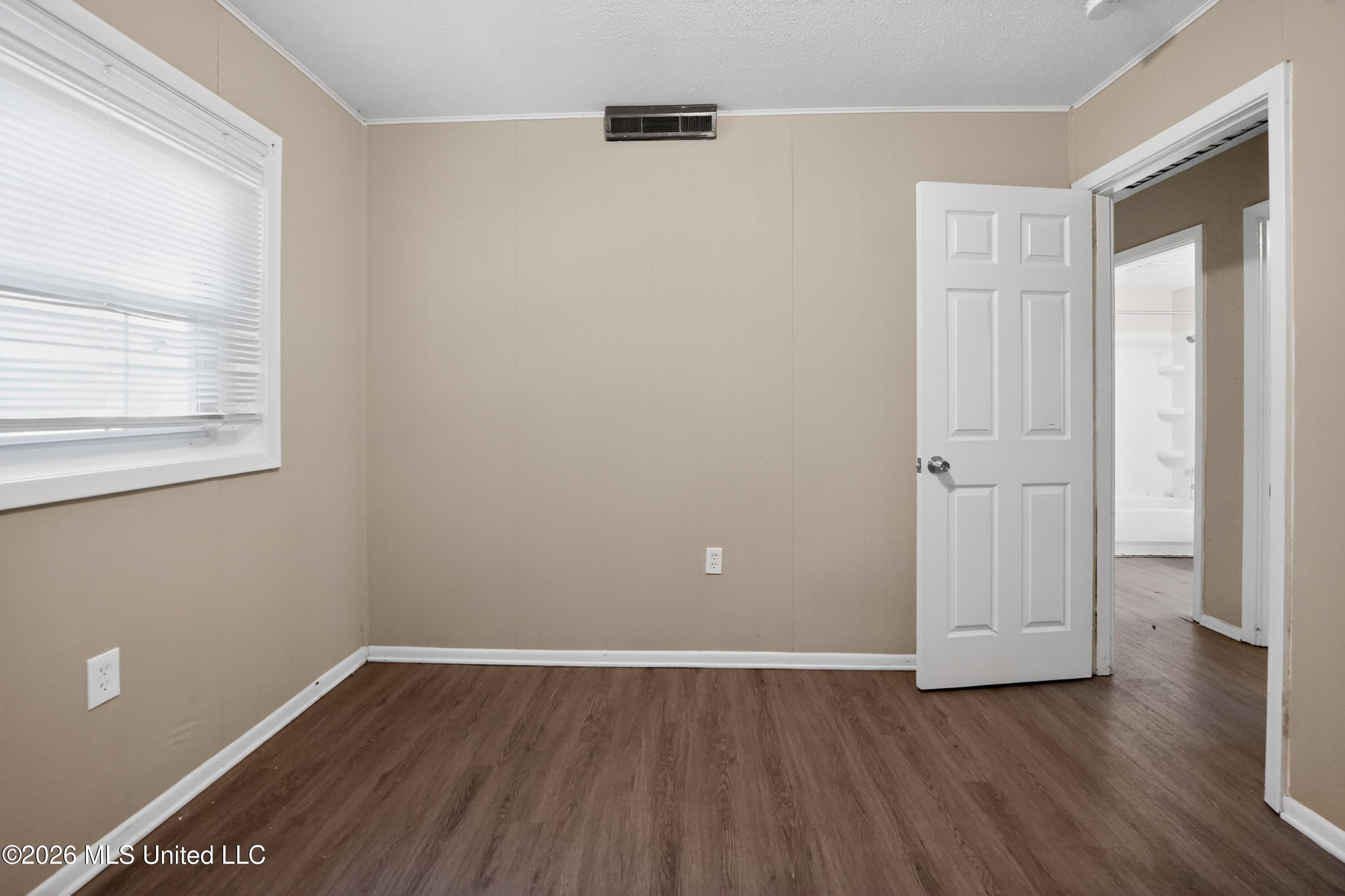 620 Queen Circle Jackson, MS 39209 - Photo 13 of 43 13_620_Queen_Cir-Living_room-6534